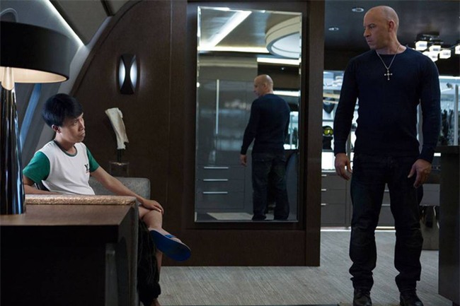 Người Việt duy nhất mặc quần hoa, đi dép lào xuất hiện trong cảnh phim bom tấn Hollywood - Ảnh 3.