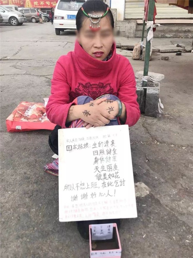 Chỉ ngồi ăn xin cạnh đường, người phụ nữ vẫn gây bão cư dân mạng Trung Quốc với lý do ít ai ngờ tới - Ảnh 2.