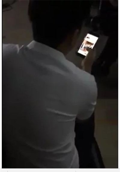 Rò rỉ hình ảnh Trường Giang ngồi lủi thủi một mình, đọc tin tức về Nhã Phương qua điện thoại? - Ảnh 2.