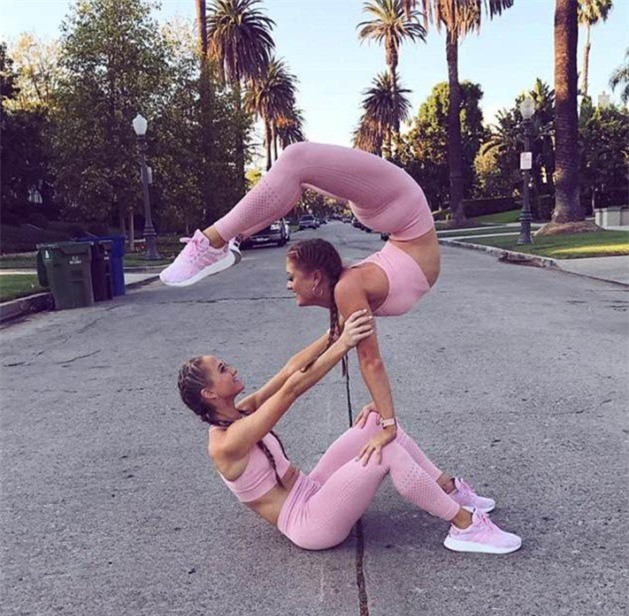 Cùng thực hiện nhiều động tác nhào lộn có độ khó cao