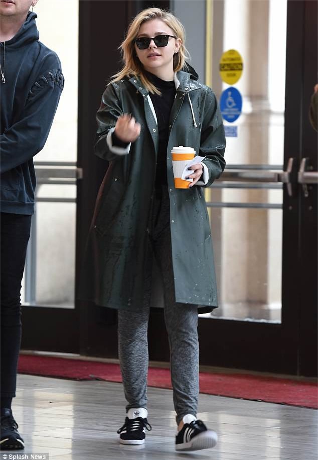 Hành động của Chloe Moretz khi lộ diện cho thấy cô đã dứt tình với Brooklyn Beckham - Ảnh 1.