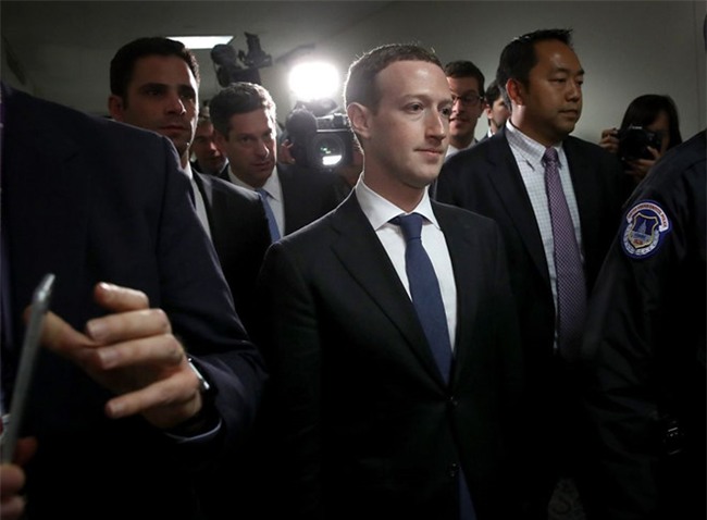 Vi sao Mark Zuckerberg mac vest, ngoi dem cao 10 cm khi dieu tran? hinh anh 1