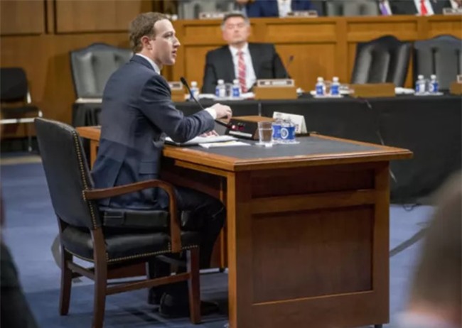 Vi sao Mark Zuckerberg mac vest, ngoi dem cao 10 cm khi dieu tran? hinh anh 2