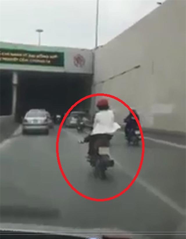 nu quai xe buong ca 2 tay do doc trong ham kim lien khien nguoi di duong khiep via - 1