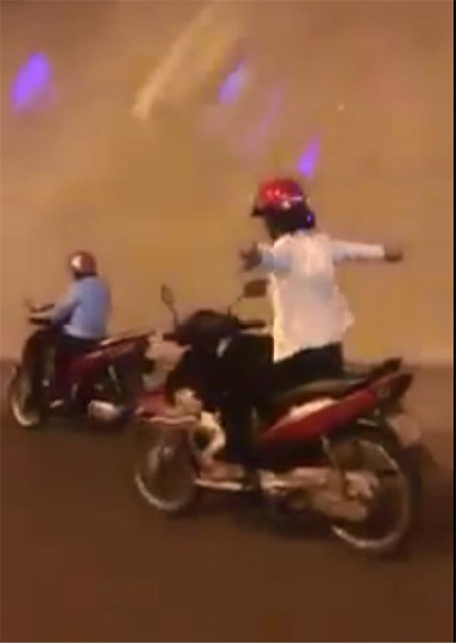 nu quai xe buong ca 2 tay do doc trong ham kim lien khien nguoi di duong khiep via - 2