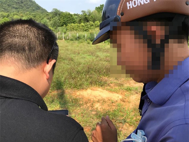 Một cò đang giới thiệu với nhà đầu tư về các lô đất đang sốt.