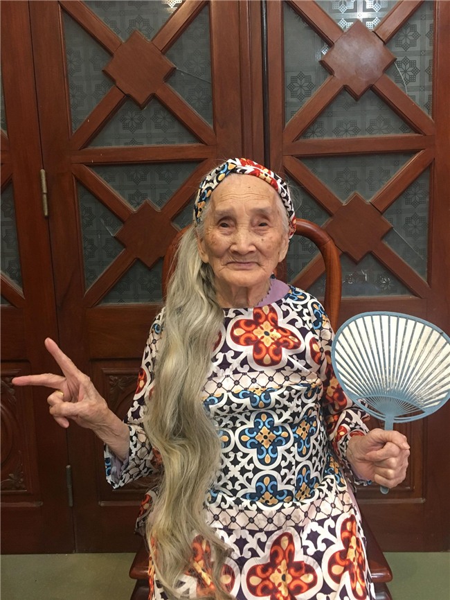 Bà ngoại 93 tuổi thích mặc áo dài, đọc truyện Doremon: Con cháu xách dép cũng theo không kịp độ xì-tin - Ảnh 1.