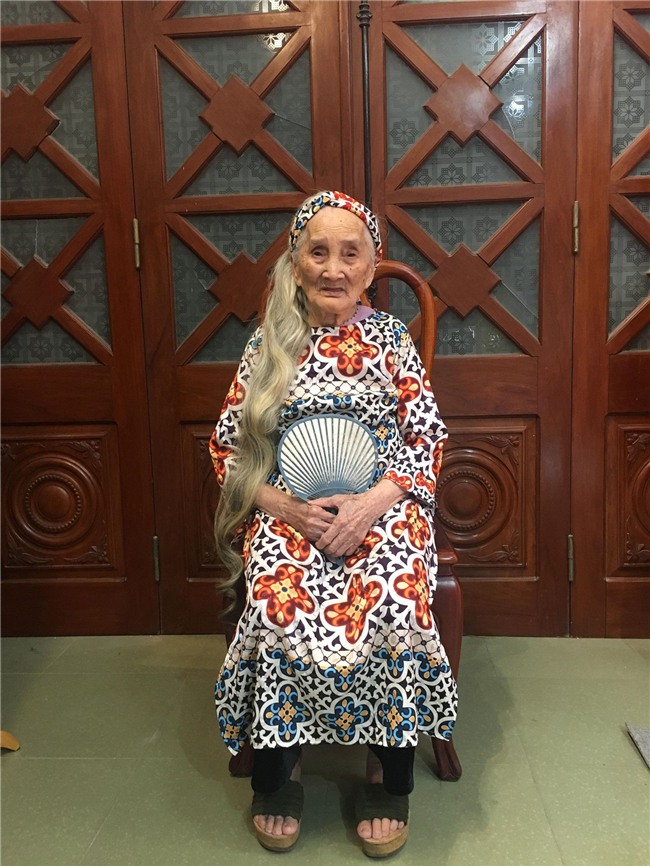 Bà ngoại 93 tuổi thích mặc áo dài, đọc truyện Doremon: Con cháu xách dép cũng theo không kịp độ xì-tin - Ảnh 2.