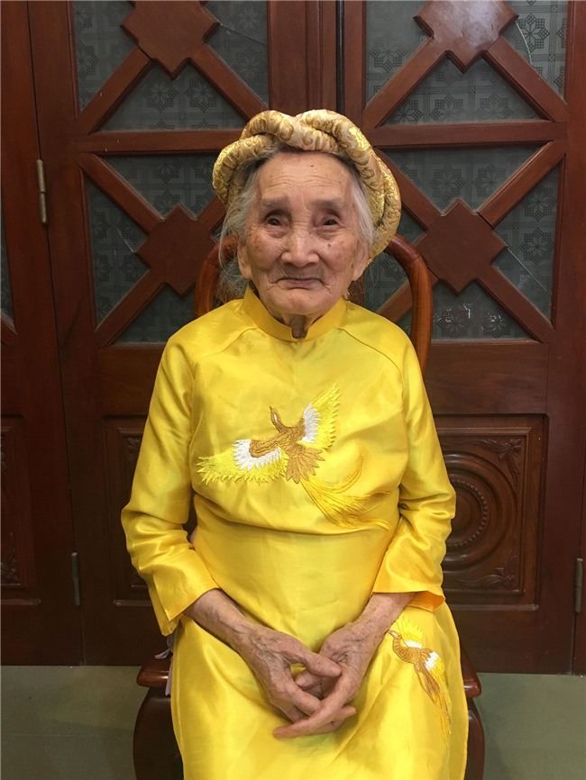 Bà ngoại 93 tuổi thích mặc áo dài, đọc truyện Doremon: Con cháu xách dép cũng theo không kịp độ xì-tin - Ảnh 3.