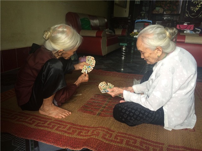 Bà ngoại 93 tuổi thích mặc áo dài, đọc truyện Doremon: Con cháu xách dép cũng theo không kịp độ xì-tin - Ảnh 4.