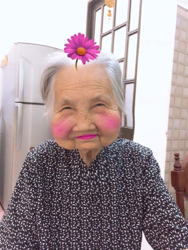 Bà ngoại 93 tuổi thích mặc áo dài, đọc truyện Doremon: Con cháu xách dép cũng theo không kịp độ xì-tin - Ảnh 5.