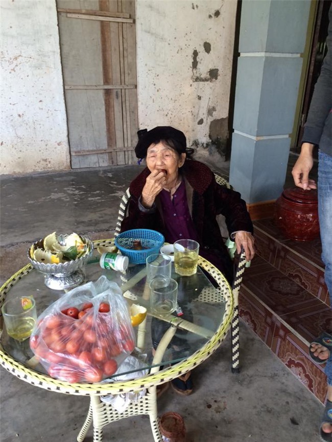 Bà ngoại 93 tuổi thích mặc áo dài, đọc truyện Doremon: Con cháu xách dép cũng theo không kịp độ xì-tin - Ảnh 6.