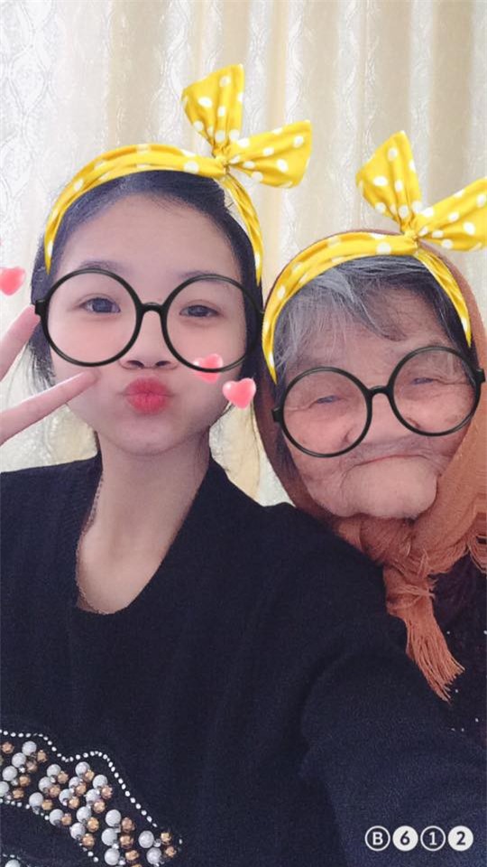 Bà ngoại 93 tuổi thích mặc áo dài, đọc truyện Doremon: Con cháu xách dép cũng theo không kịp độ xì-tin - Ảnh 8.