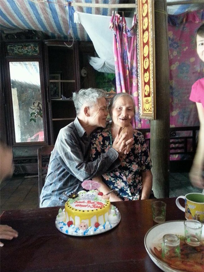 Bà ngoại 93 tuổi thích mặc áo dài, đọc truyện Doremon: Con cháu xách dép cũng theo không kịp độ xì-tin - Ảnh 9.