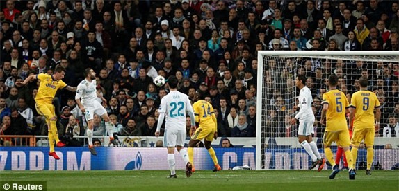 Ronaldo ghi ban phut 90+8, Real nhoc nhan gianh ve vao ban ket hinh anh 1