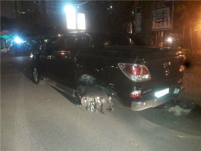 Hà Nội: Nhẫn tâm kéo lê nạn nhân hàng trăm mét trên đường sau va chạm, tài xế xe bán tải bị người dân đuổi đánh trong đêm