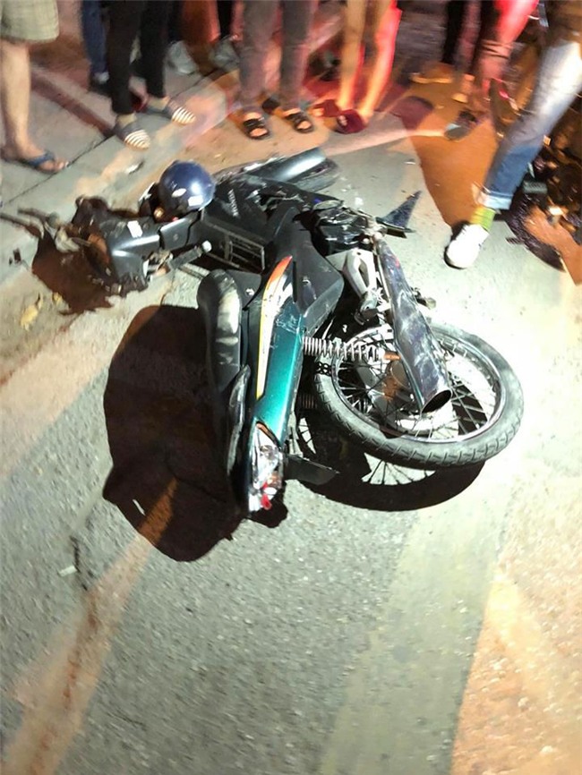 Hà Nội: Nhẫn tâm kéo lê nạn nhân hàng trăm mét trên đường sau va chạm, tài xế xe bán tải bị người dân đuổi đánh trong đêm