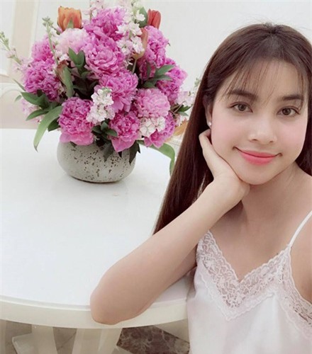 Căn hộ của Phạm Hương luôn ngập tràn ngập sắc hoa.