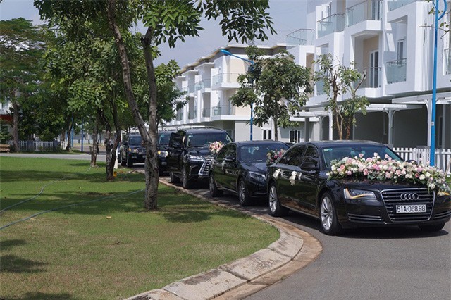 Hình ảnh dàn siêu xe đỗ trước cửa nhà Hoa hậu Đặng Thu Thảo trong ngày cưới. (Ảnh: Mai Trang).