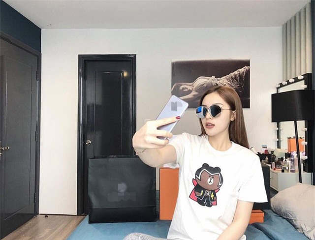 Bức ảnh Kỳ Duyên chia sẻ vô tình hé lộ không gian sống của cô.