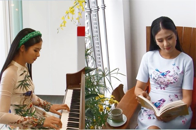 Mỗi khi thức giấc, Ngọc Hân sẽ bước ra ngoài ban công tưới cây, sau đó cô ngồi vào đàn piano, đàn một bản nhạc yêu thích. (Ảnh: Dân trí).