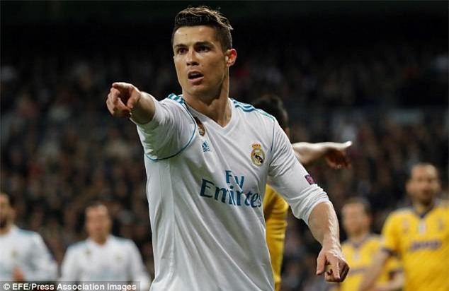 Ronaldo cởi áo khoe cơ bắp cuồn cuộn, khi hoá siêu anh hùng ở Champions League - Ảnh 6.