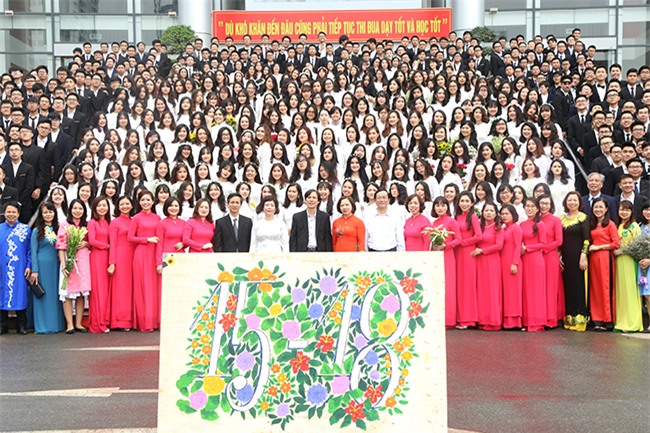 ngam nu sinh ams va "co giao hotgirl" dep rang ngoi trong ta ao dai hinh anh 1