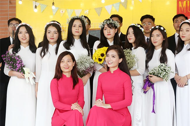 ngam nu sinh ams va "co giao hotgirl" dep rang ngoi trong ta ao dai hinh anh 2