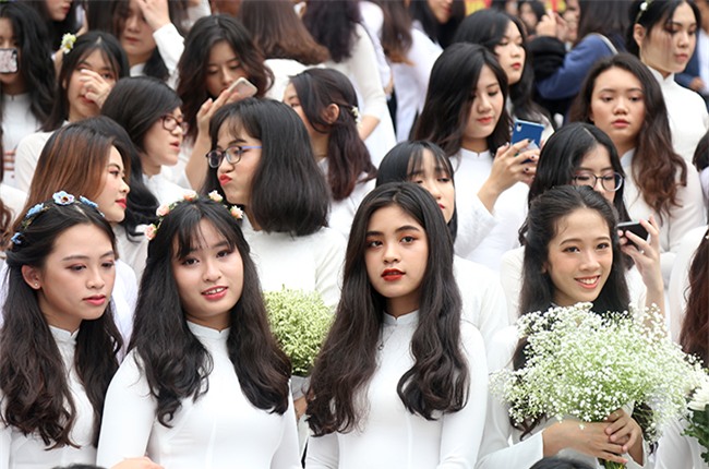 ngam nu sinh ams va "co giao hotgirl" dep rang ngoi trong ta ao dai hinh anh 3