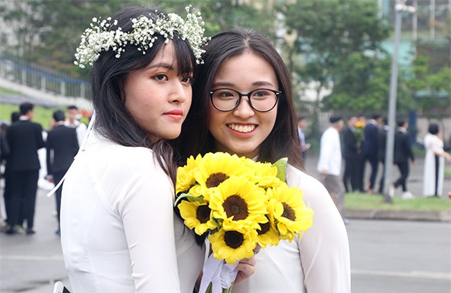 ngam nu sinh ams va "co giao hotgirl" dep rang ngoi trong ta ao dai hinh anh 4