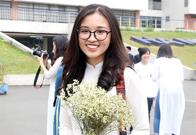 ngam nu sinh ams va &quot;co giao hotgirl&quot; dep rang ngoi trong ta ao dai hinh anh 5