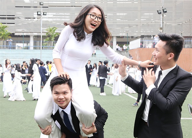 ngam nu sinh ams va "co giao hotgirl" dep rang ngoi trong ta ao dai hinh anh 6
