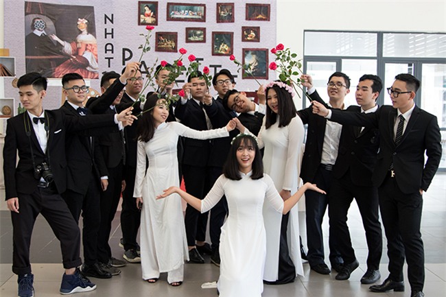 ngam nu sinh ams va "co giao hotgirl" dep rang ngoi trong ta ao dai hinh anh 7