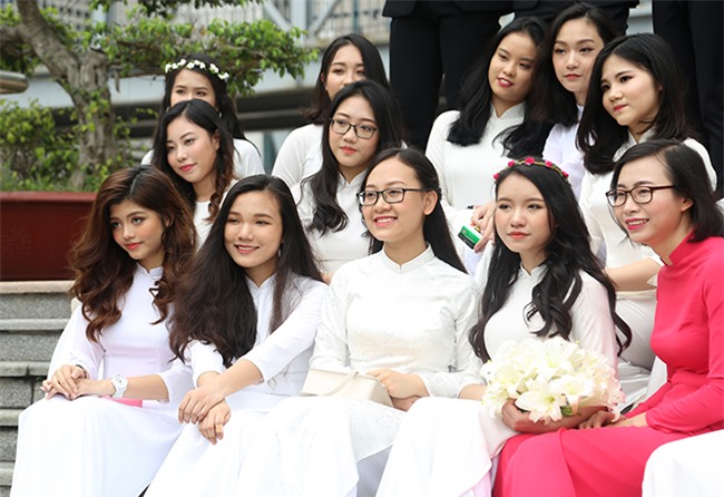 ngam nu sinh ams va &quot;co giao hotgirl&quot; dep rang ngoi trong ta ao dai hinh anh 8