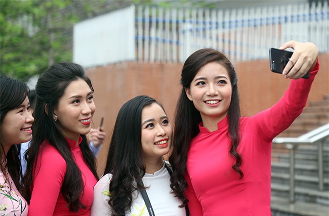 ngam nu sinh ams va "co giao hotgirl" dep rang ngoi trong ta ao dai hinh anh 9