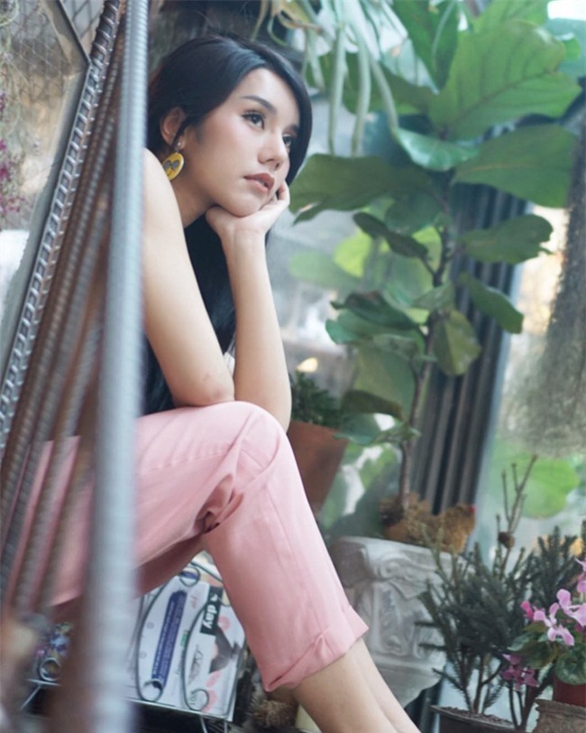 Ăn mặc nóng bỏng bán bánh ngoài phố, cô gái Thái Lan không bị