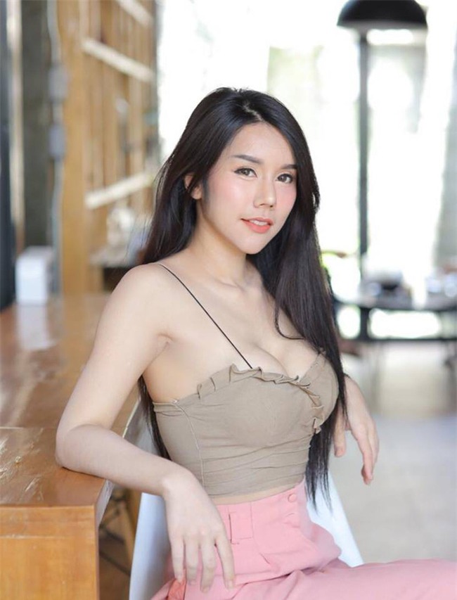 Ăn mặc nóng bỏng bán bánh ngoài phố, cô gái Thái Lan không bị "ném đá" mà còn được khen ngợi vì quá xinh đẹp - Ảnh 4.