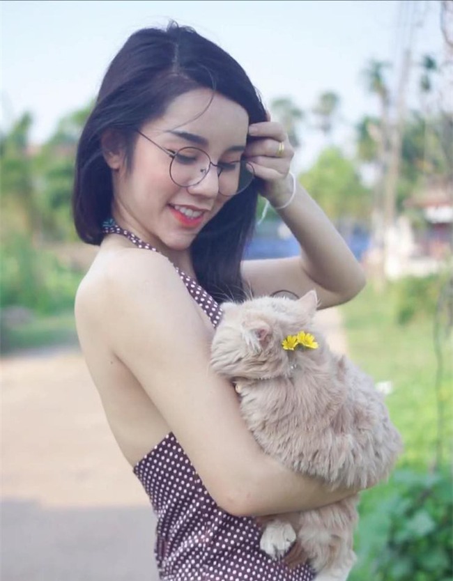 Ăn mặc nóng bỏng bán bánh ngoài phố, cô gái Thái Lan không bị "ném đá" mà còn được khen ngợi vì quá xinh đẹp - Ảnh 4.