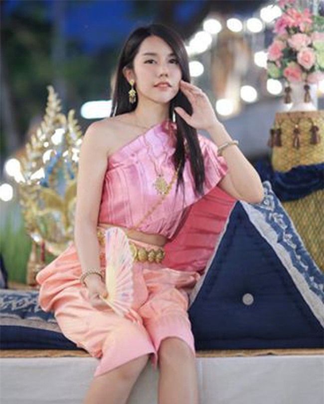 Ăn mặc nóng bỏng bán bánh ngoài phố, cô gái Thái Lan không bị "ném đá" mà còn được khen ngợi vì quá xinh đẹp - Ảnh 5.