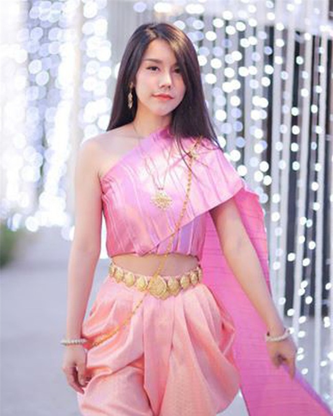 Ăn mặc nóng bỏng bán bánh ngoài phố, cô gái Thái Lan không bị "ném đá" mà còn được khen ngợi vì quá xinh đẹp - Ảnh 5.
