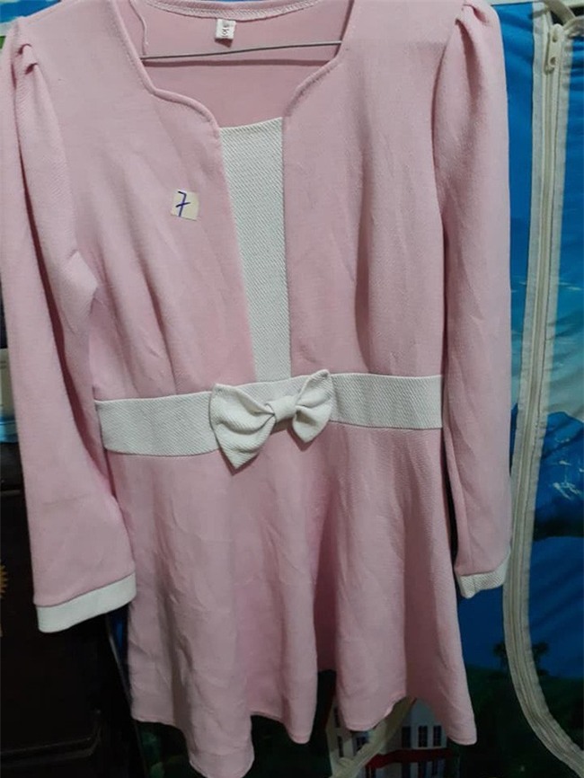 Chồng có tâm xem livestream 4 tiếng đồng hồ để chọn quần áo tặng vợ, nhận được váy si-đa vừa cũ vừa xấu xí - Ảnh 2.