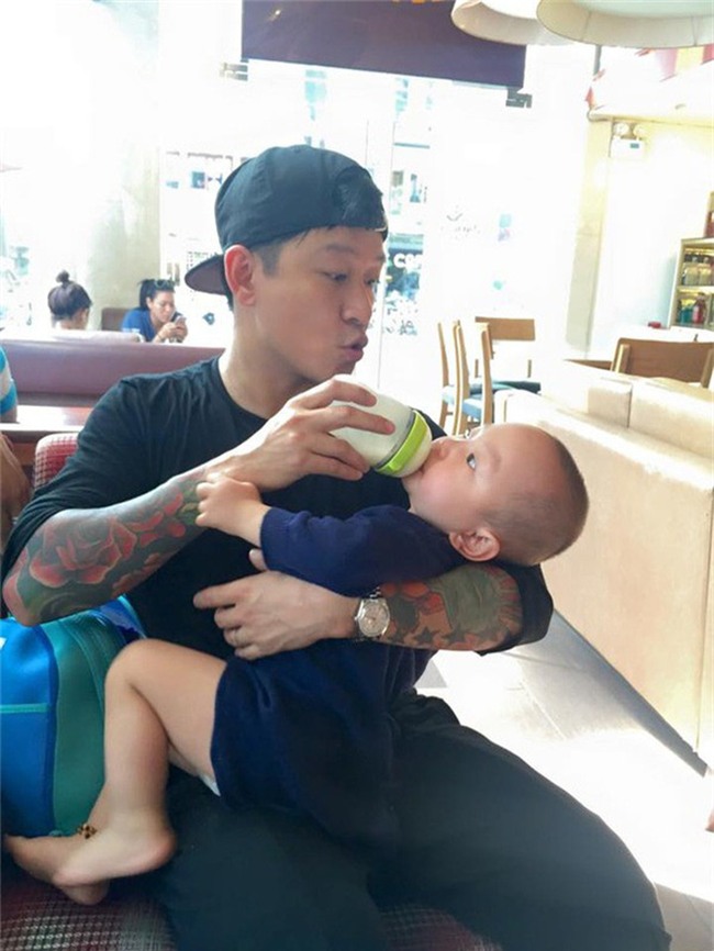 Sao nam Việt: Từng là soái ca "sát gái" hô biến thành "ông bố bỉm sữa" đảm đang - Ảnh 2.