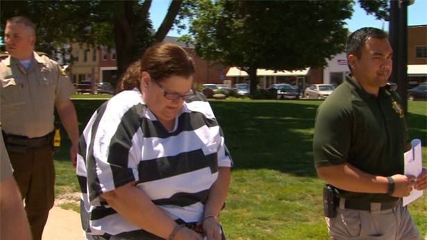 Bất chấp cháu đang trong tình trạng sức khỏe nguy kịch, người bà ác độc nhốt cô bé trong phòng, bỏ mặc đến chết - Ảnh 1.