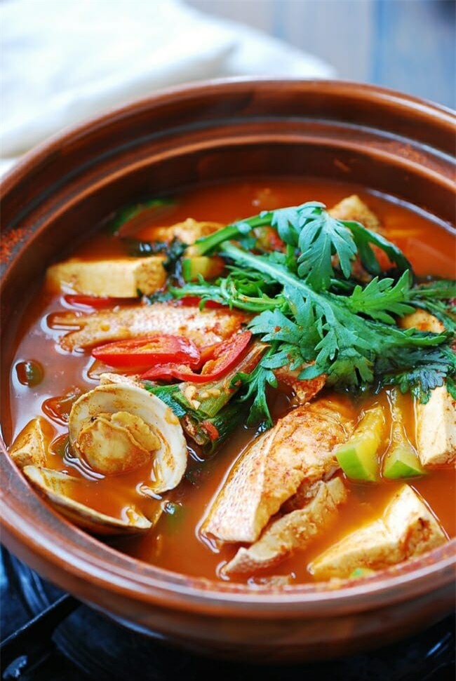 Mách bạn cách nấu canh cá kiểu Hàn ai ăn cũng ghiền - Ảnh 1.