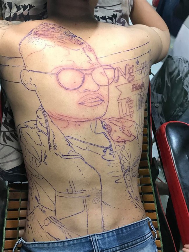 Trực tiếp xăm hình Hoa Vinh kín lưng khách, thợ xăm gây nhiều thị phi lên tiếng - Ảnh 5.