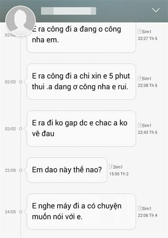 Chia tay 4 năm, cô gái vẫn bị bạn trai cũ bám dai như đỉa, ôm cổng nhà đòi không gặp không về