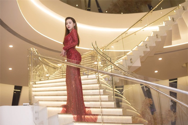 hoa hau ao dai hoang dung khoe duong cong