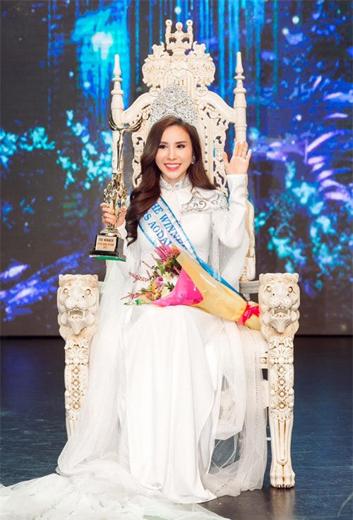 hoa hau ao dai hoang dung khoe duong cong