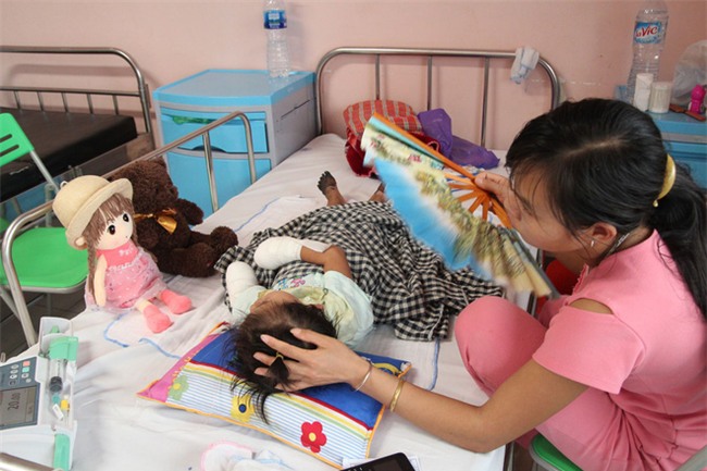 Bác sĩ trả lời thông tin bé gái ở Lai Châu bị hoại tử chân tay do mắc bệnh Than hiếm gặp-1