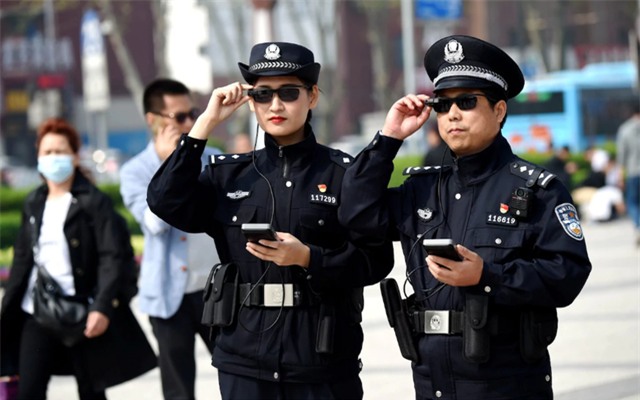 Cảnh sát Trung Quốc dùng kính nhận diện khuôn mặt để xác định nghi phạm.